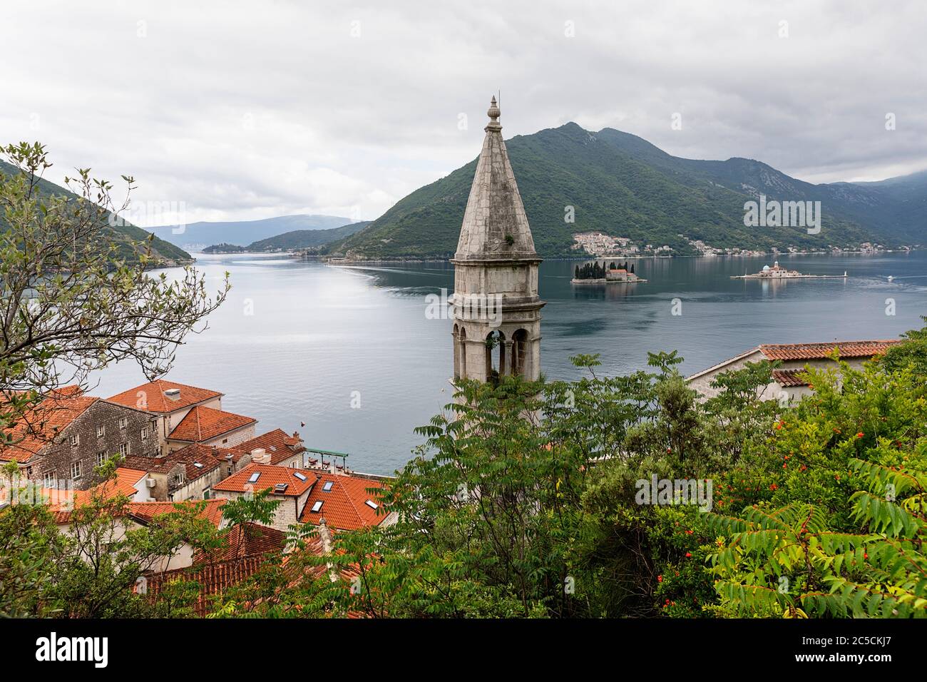 Vista panoramica panoramica della storica città di Perast nella famosa Baia di Cattaro, Montenegro Foto Stock