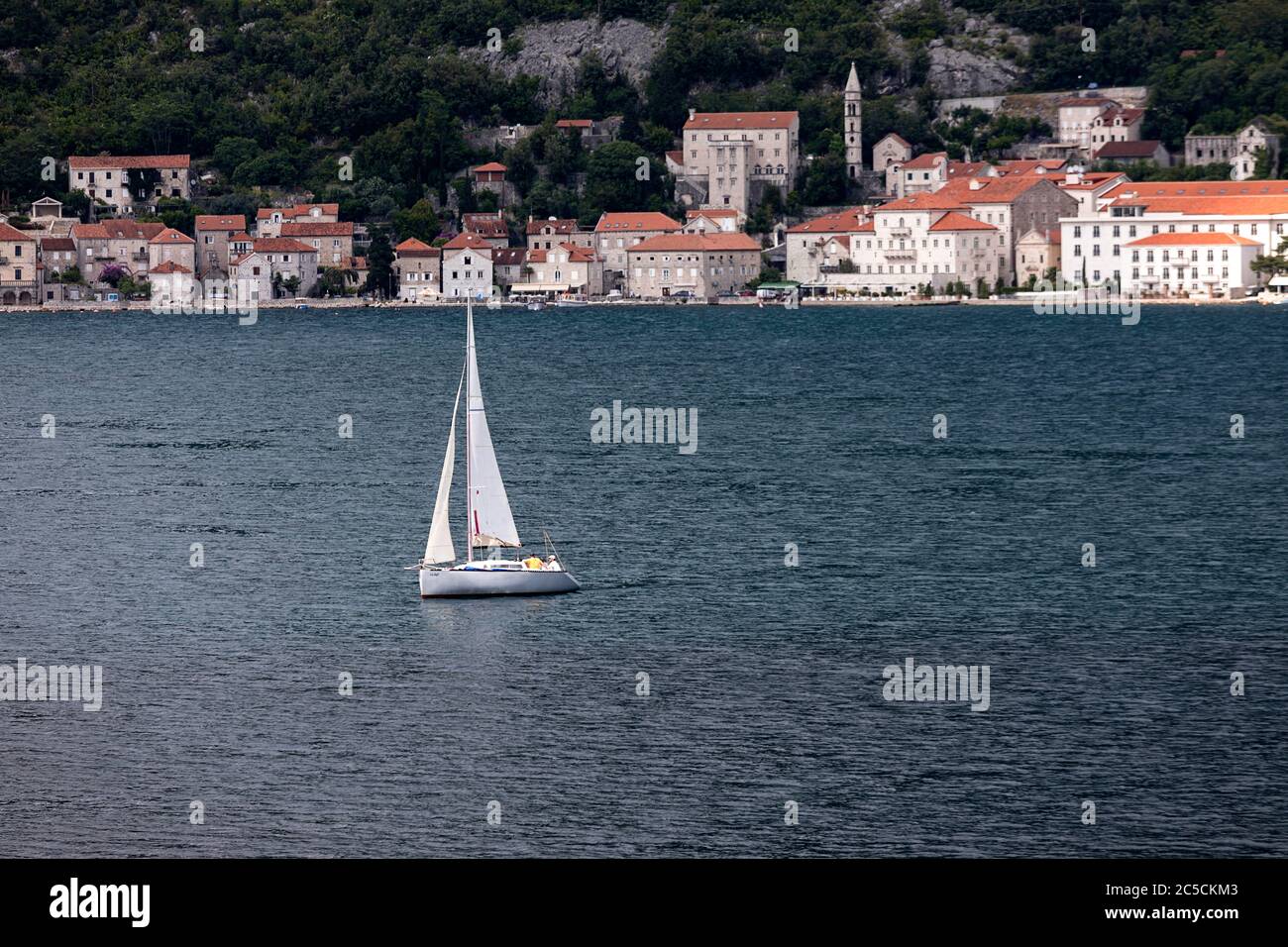 Vista panoramica panoramica della storica città di Perast nella famosa Baia di Cattaro, Montenegro Foto Stock