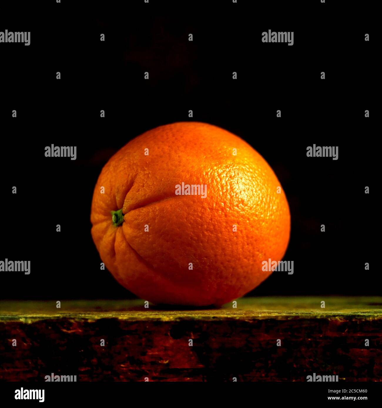 Frutta arancione intera su sfondo nero Foto Stock