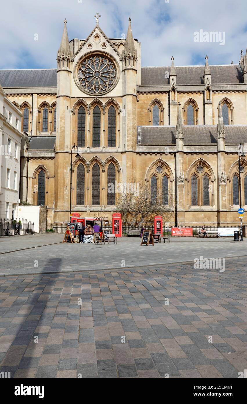 Stalla mobile del caffè davanti alla Chiesa di Cristo il Re, Gordon Square, Bloomsbury, Londra, Regno Unito Foto Stock