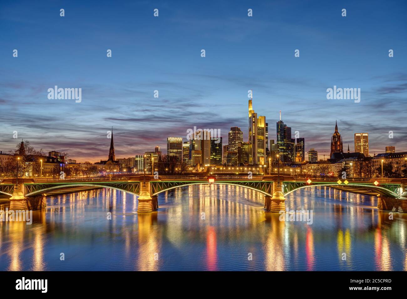 Il famoso skyline di Francoforte in Germania al crepuscolo Foto Stock