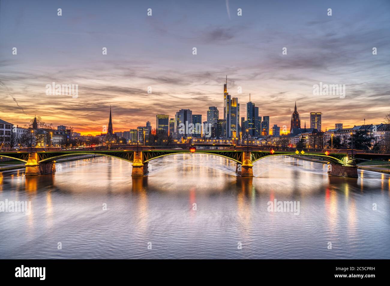 Splendido tramonto sul centro di Francoforte e sul meno Foto Stock
