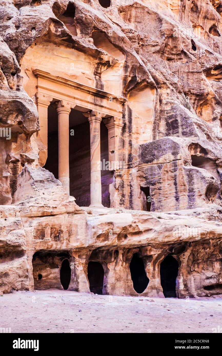 Il Triclinio a Siq al-Barid o Little Petra in Giordania Foto Stock