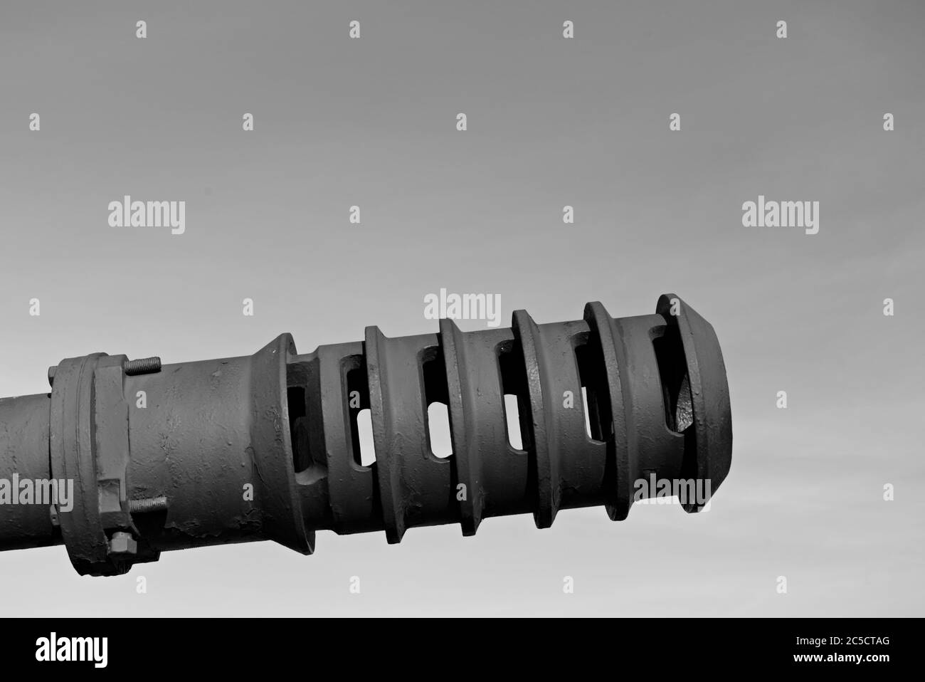Un dettaglio di museruola di artiglieria frena contro cielo azzurro chiaro; la mostra all'aperto di tecnica militare nel Museo dei conflitti locali. Foto Stock