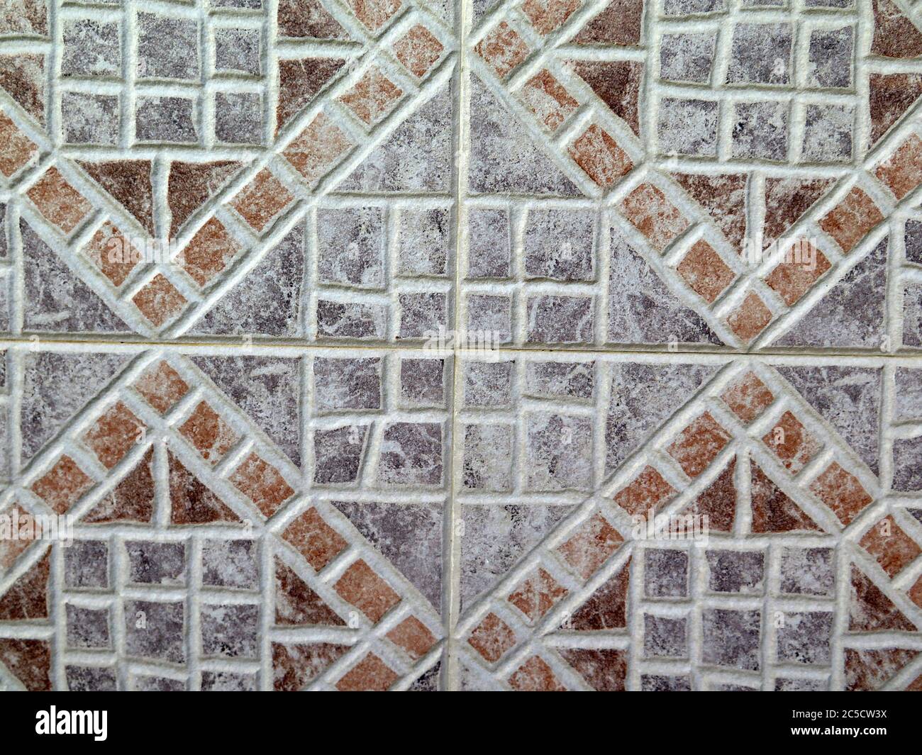 Closeup di piastrelle di ceramica marrone scuro e grigio sulla parete nel villaggio in Andalusia Foto Stock