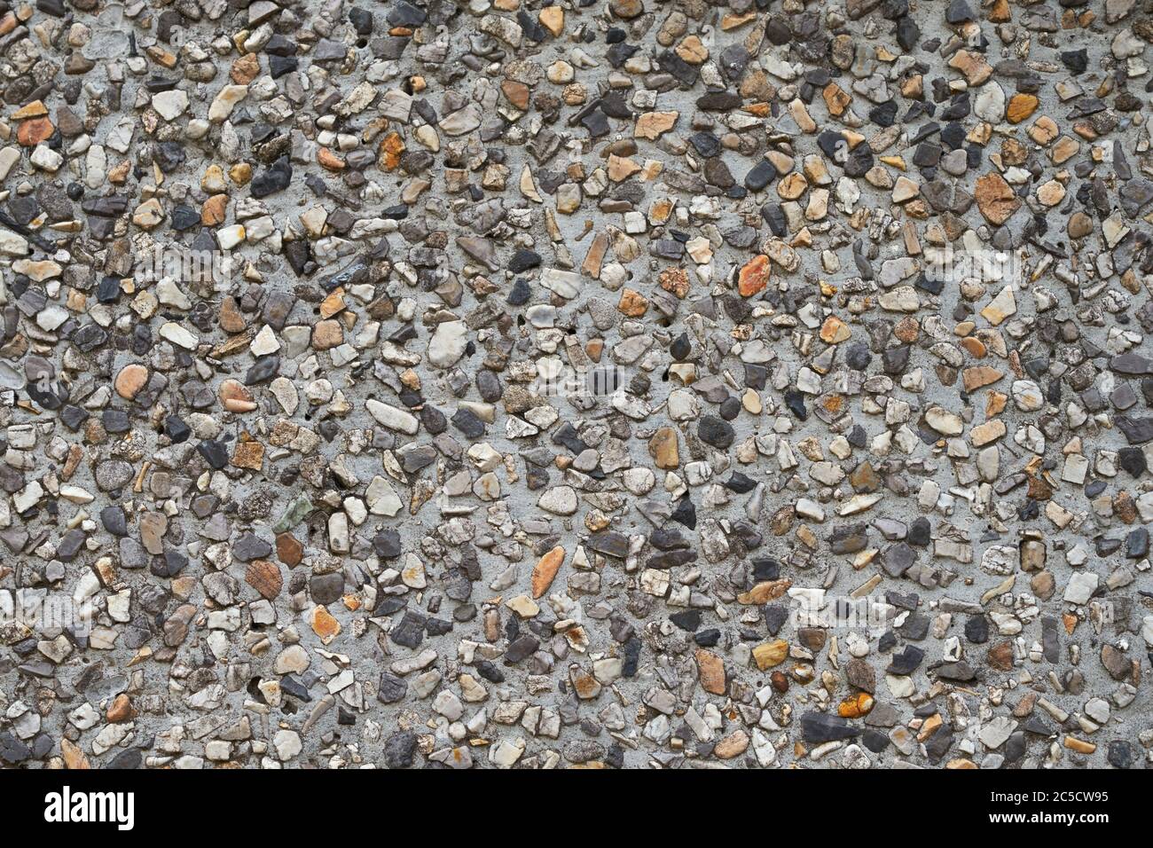pietre di ciottoli in una struttura di parete di calcestruzzo. Sfondo per il tuo progetto Foto Stock