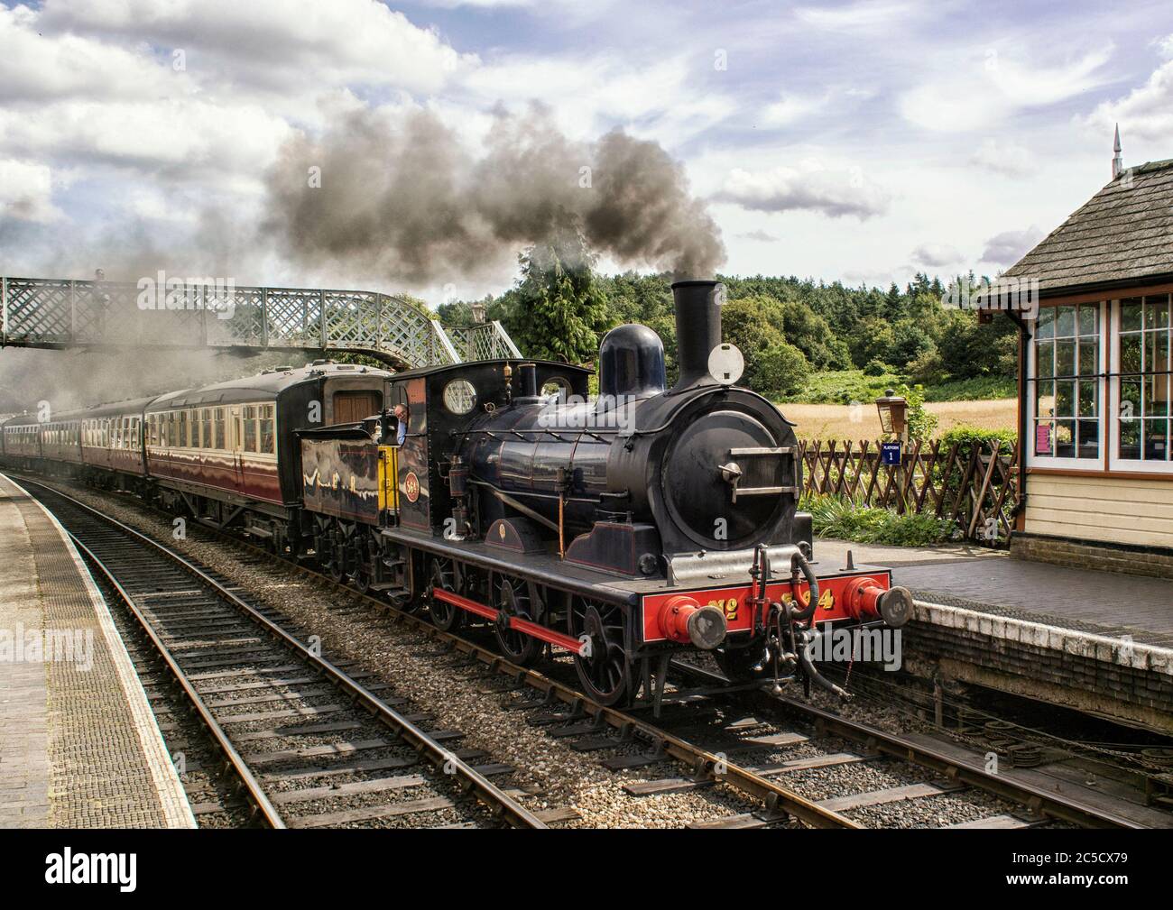 North Norfolk Railway Y14 classe ex Great Eastern Railway (GER) locomotiva porta un treno nella stazione di Weybourne lungo la strada per Holt. Foto Stock