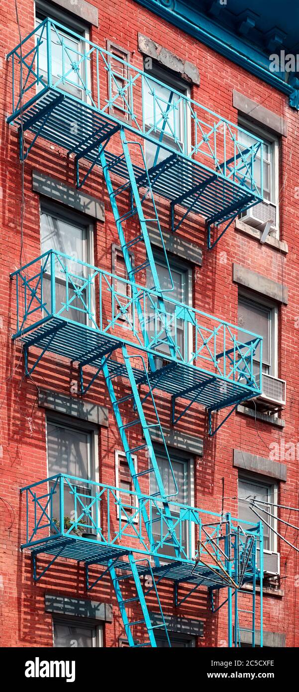 Fuga fuoco blu al vecchio edificio residenziale di Manhattan, New York City, Stati Uniti. Foto Stock