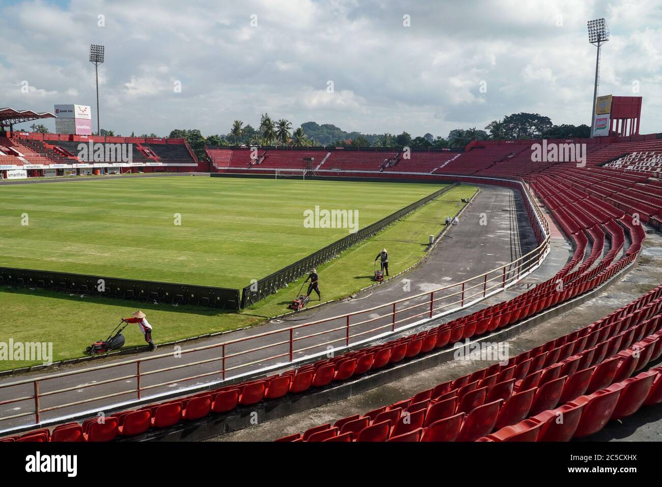 Gianyar, Bali, Indonesia. 2 luglio 2020. I lavoratori lavorano con i tosaerba come manutenzione quotidiana. Indonesia Football Association (PSSI) preparerà sei stadi per la Coppa del mondo FIFA U-20 che sarà ospitata dall'Indonesia su 2021 compreso lo stadio di Bali; i WAYAN DIPTA, per conformarsi alla standardizzazione. Credit: Dicky Bisinglasi/ZUMA Wire/Alamy Live News Foto Stock