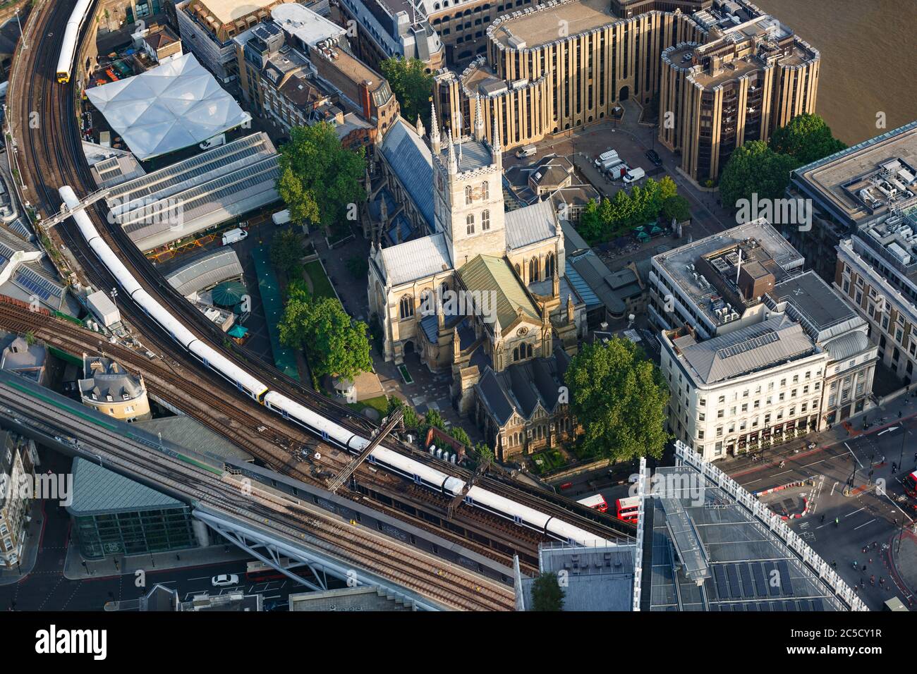 Vista aerea della Cattedrale di Southwark e delle linee ferroviarie del London Bridge dallo Shard Foto Stock