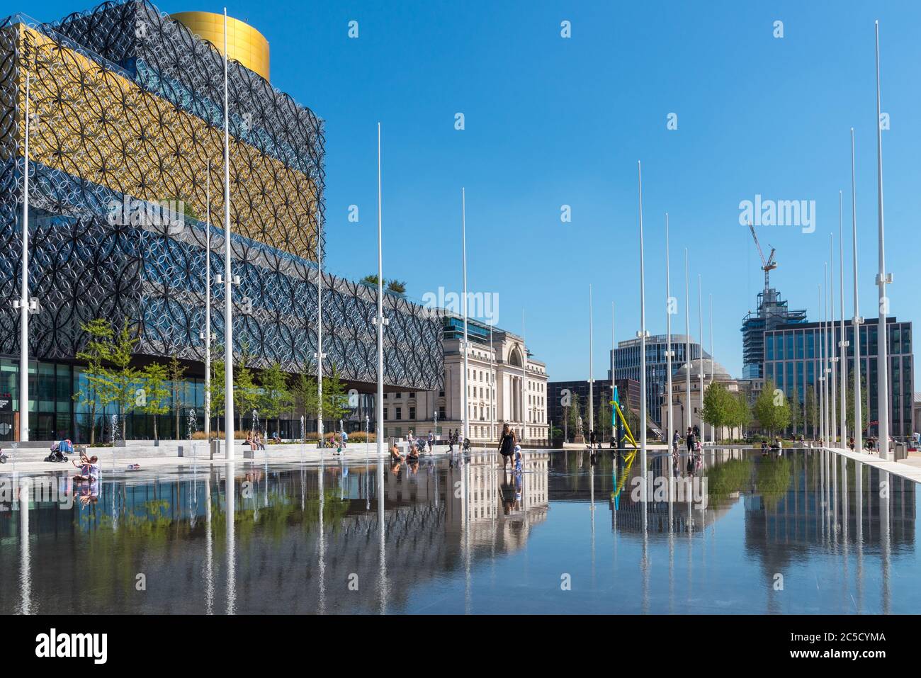 Specchio d'acqua e fontane nella piazza Centenary, recentemente ristrutturata, nel centro di Birmingham, Regno Unito Foto Stock