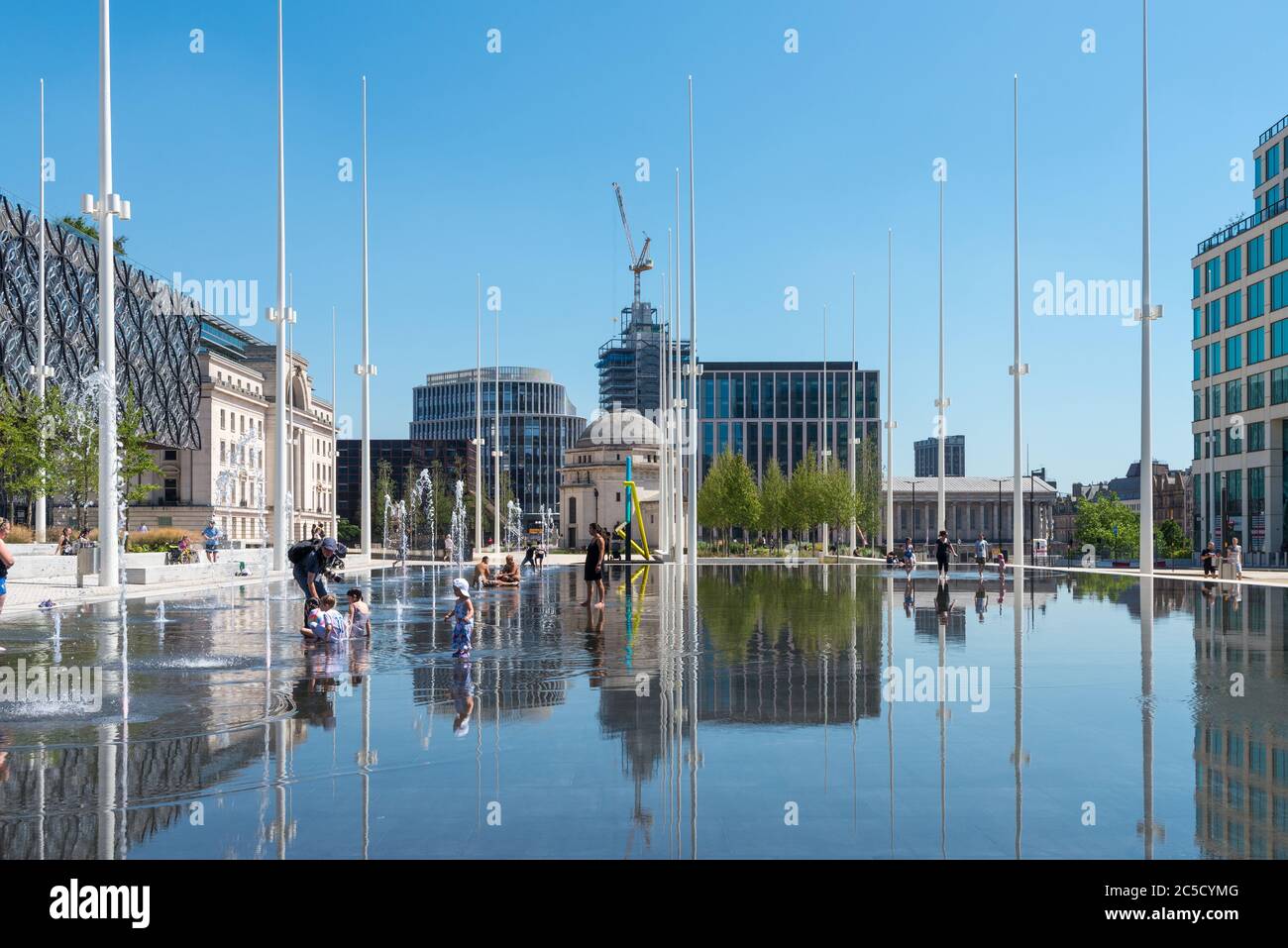 Specchio d'acqua e fontane nella piazza Centenary, recentemente ristrutturata, nel centro di Birmingham, Regno Unito Foto Stock