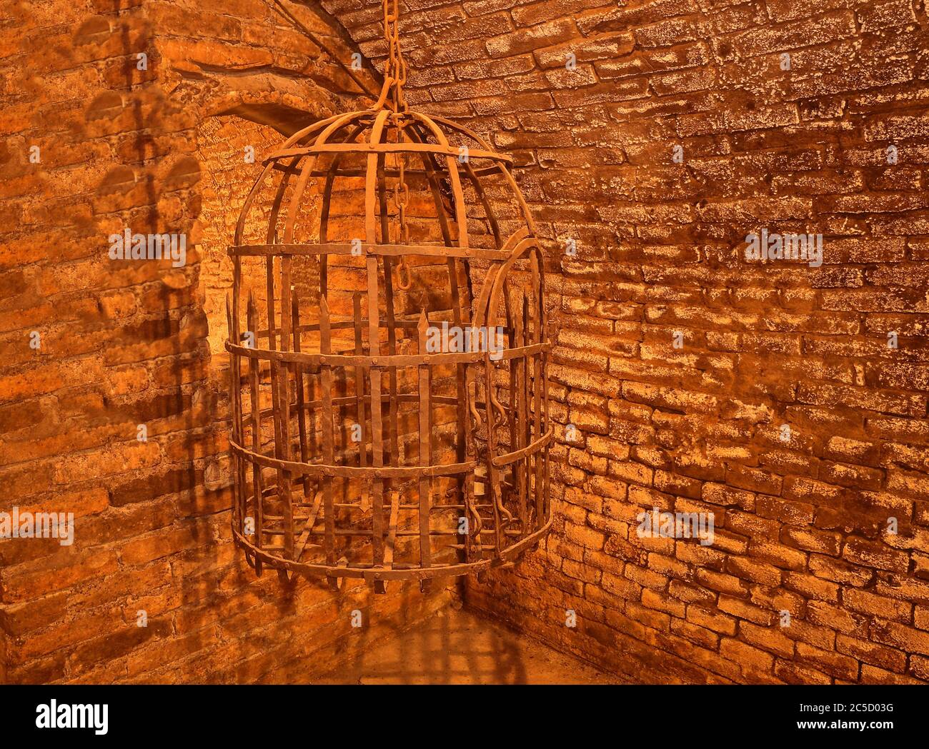 Gabbie medievali di tortura in ferro sospeso. Tortura medievale Foto Stock