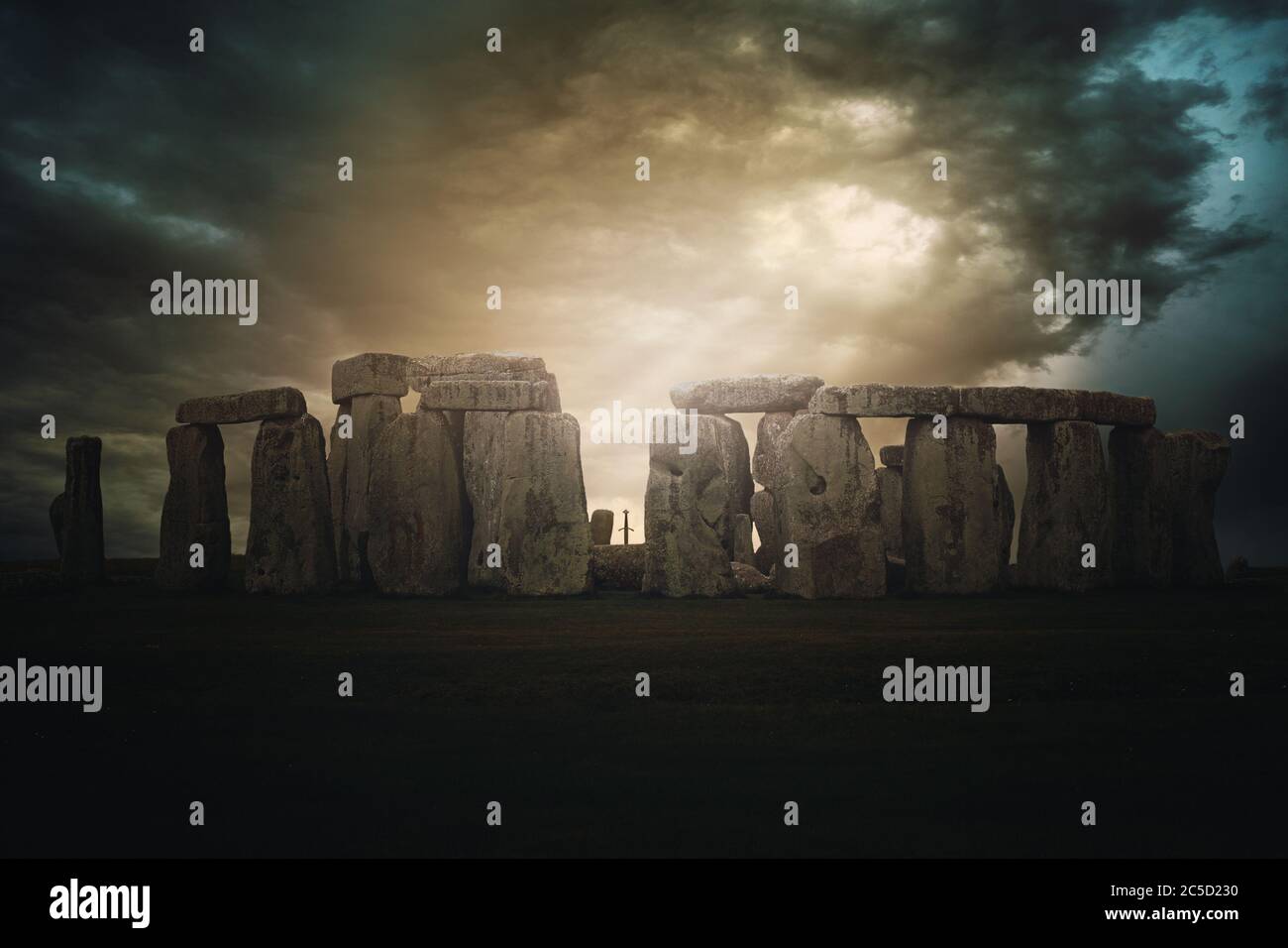 Drammatico paesaggio torbido su Stonehenge .Fantasy manipolazione Foto Stock