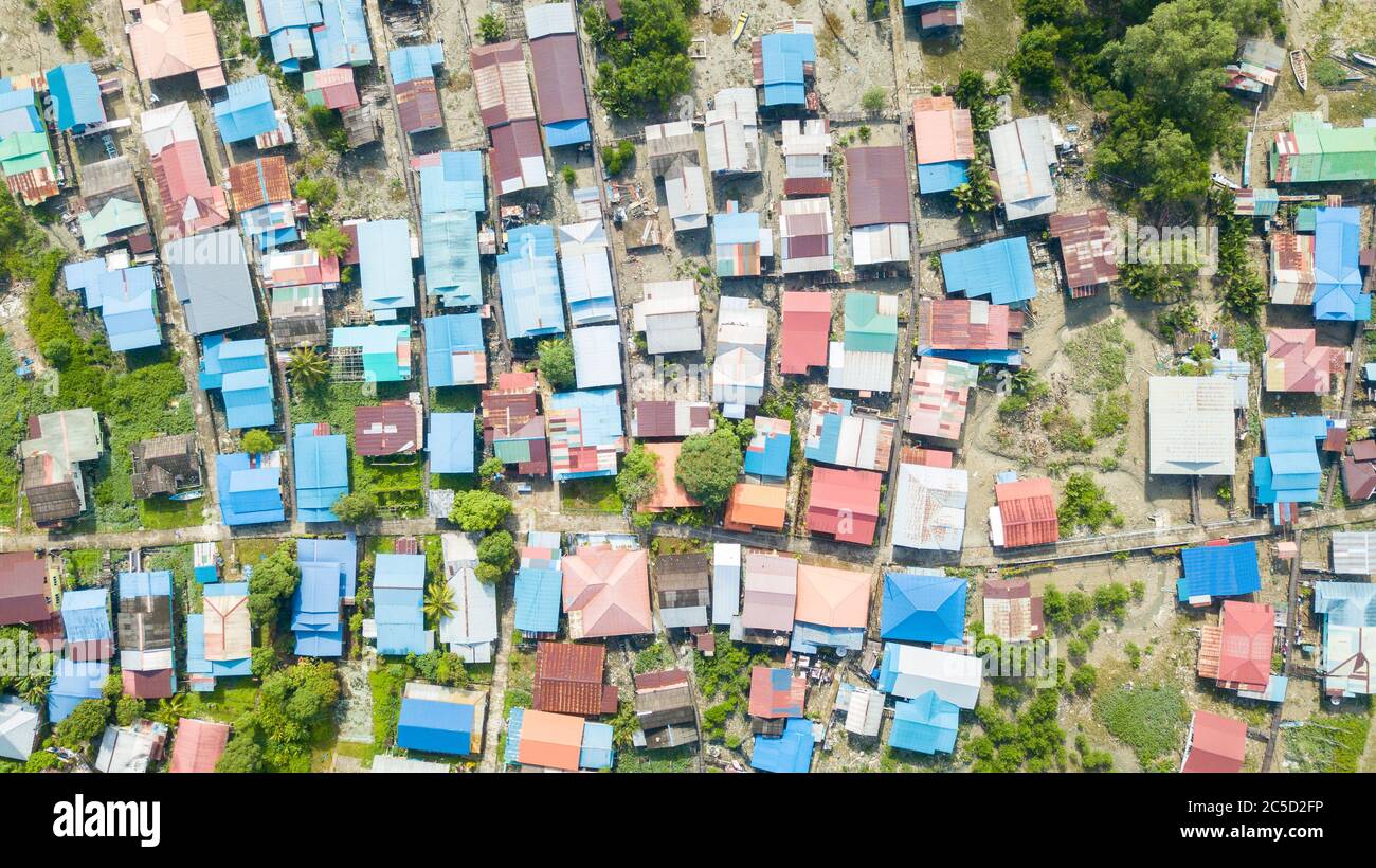 Veduta aerea di una piccola città in Malesia, Borneo, vicino al parco nazionale di Bako, con tetti colorati Foto Stock