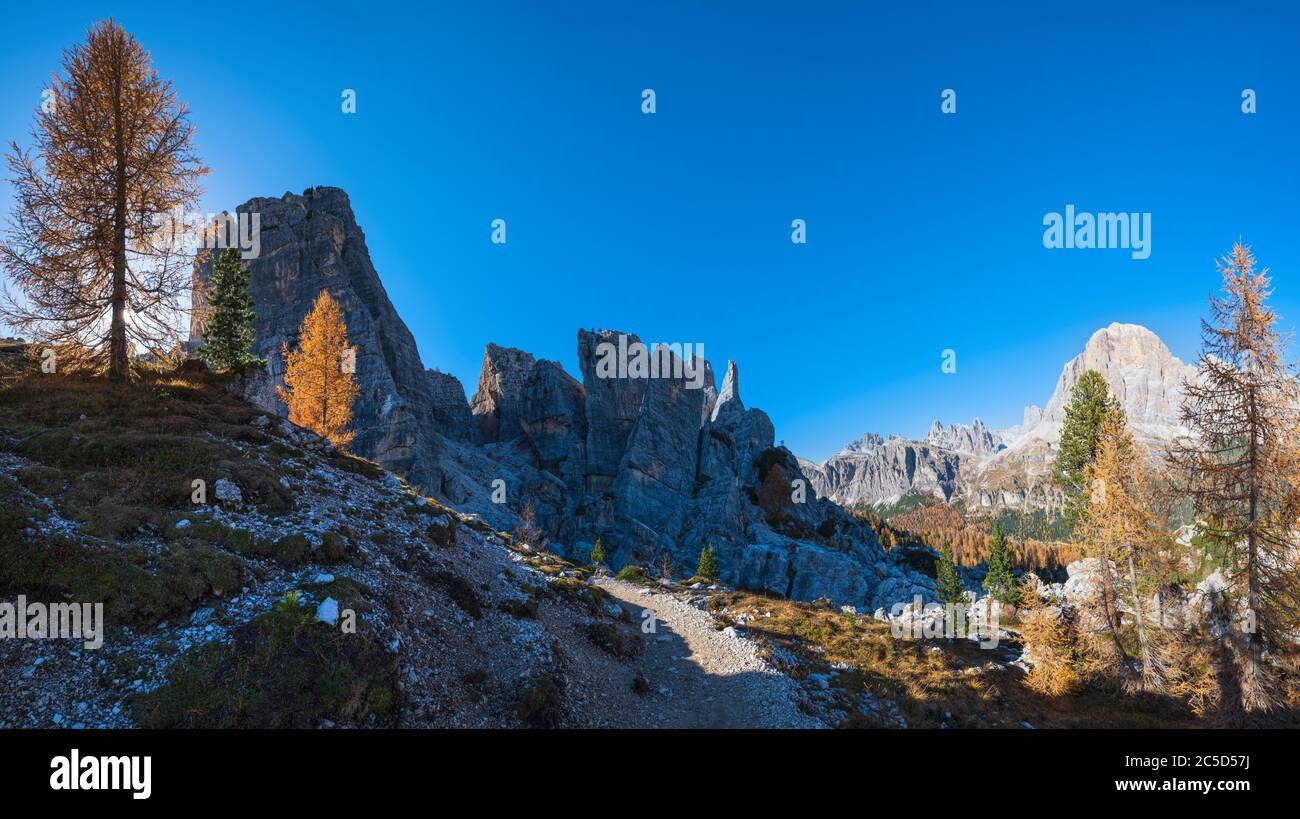 Soleggiato autunno alpino Dolomiti scenario roccioso montagna, Sudtirol, Italia. Cinque Torri (cinque colonne o torri) formazione rocciosa famosa. Viaggio pittoresco Foto Stock