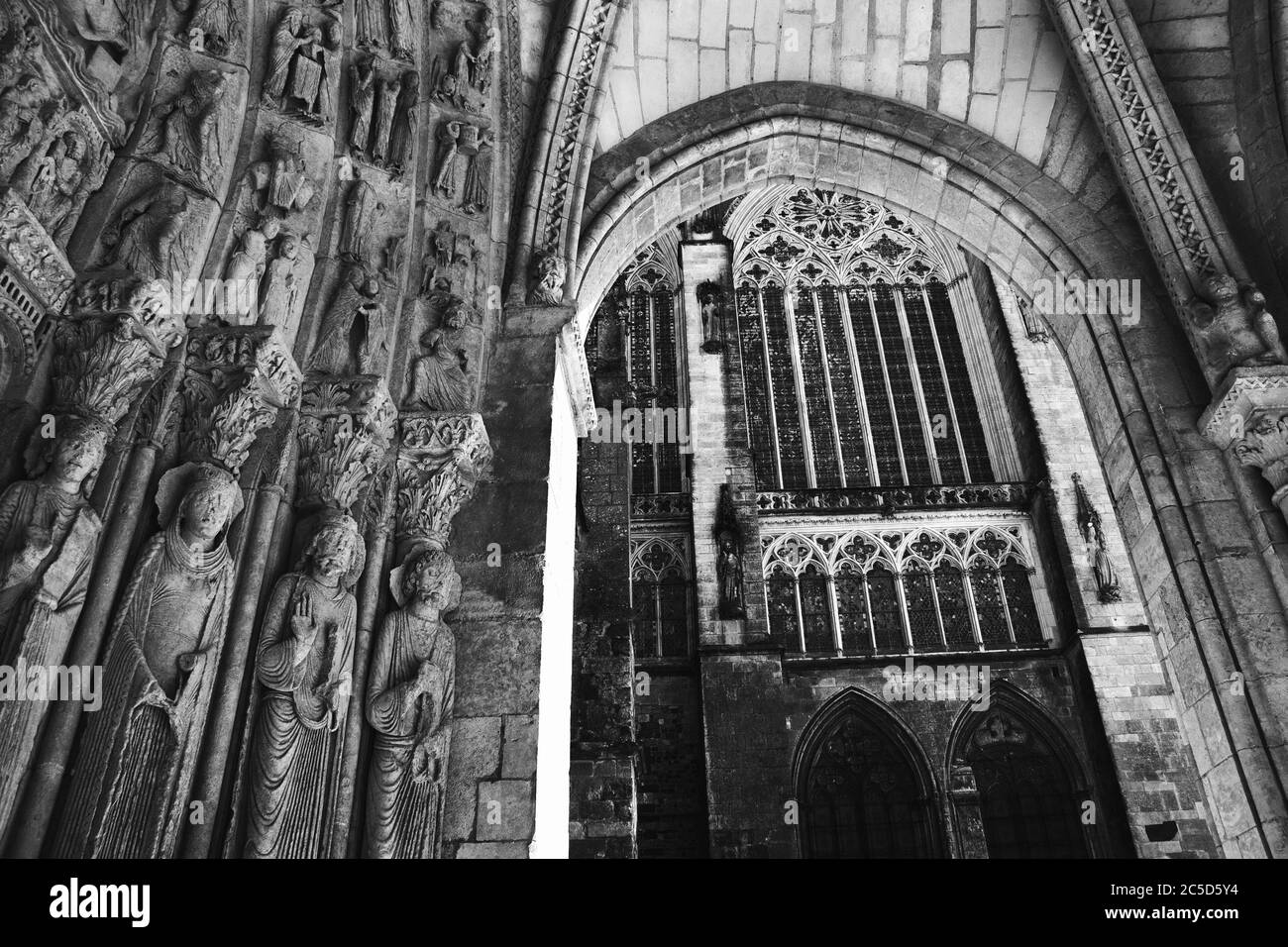 Cattedrale di San Giuliano di le Mans, Francia. Dettagli esterni. Vista attraverso l'arco. Foto storica in bianco nero. Foto Stock