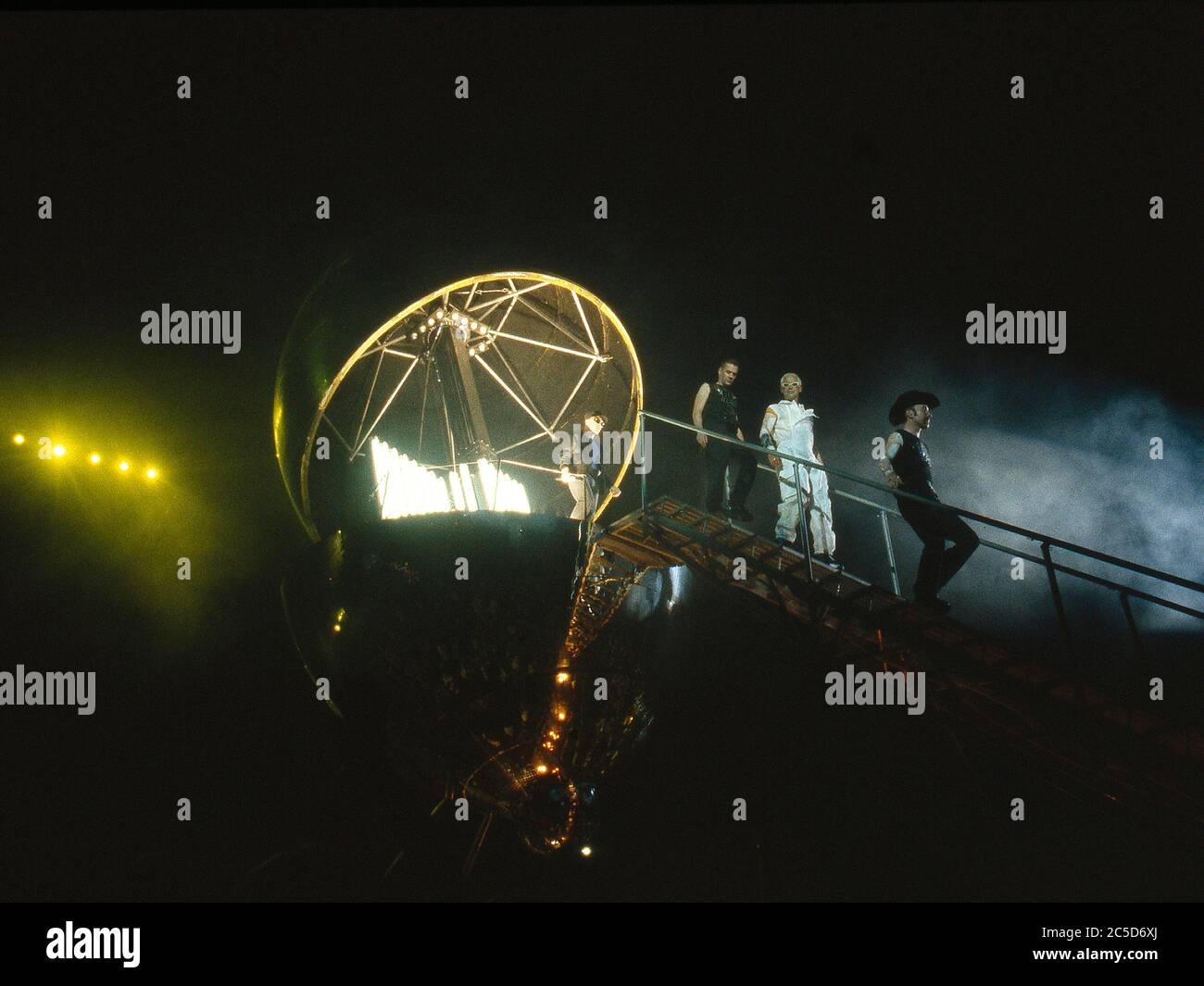 U2 nella notte di apertura del loro Pop Mart Tour 25 aprile 1997 al Sam Boyd Stadium di Las Vegas, USA: Foto Stock