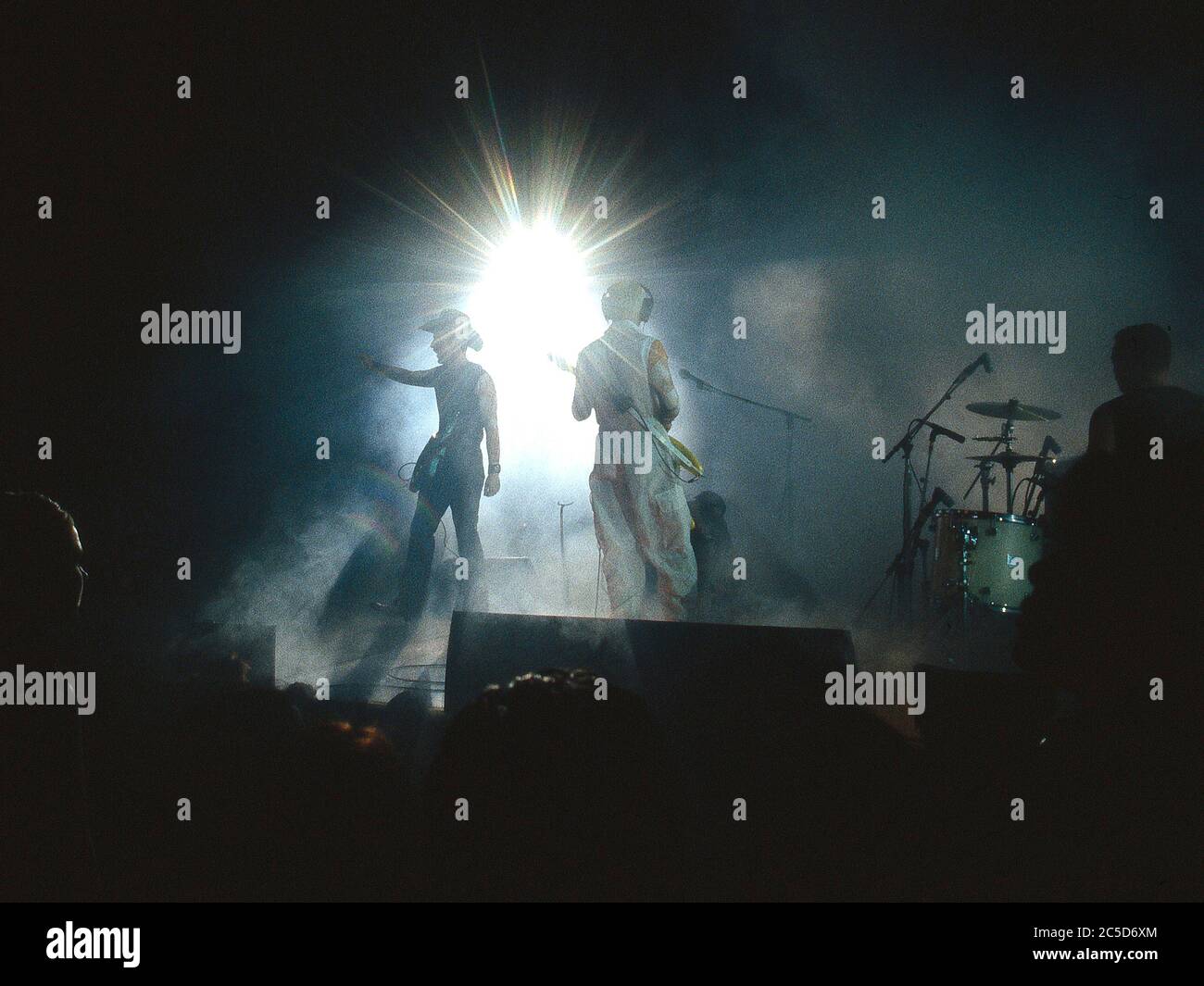 U2 nella notte di apertura del loro Pop Mart Tour 25 aprile 1997 al Sam Boyd Stadium di Las Vegas, USA: Foto Stock