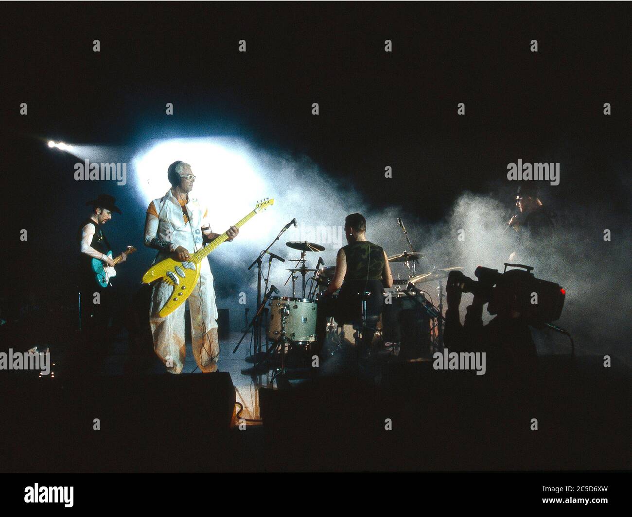 U2 nella notte di apertura del loro Pop Mart Tour 25 aprile 1997 al Sam Boyd Stadium di Las Vegas, USA: Foto Stock