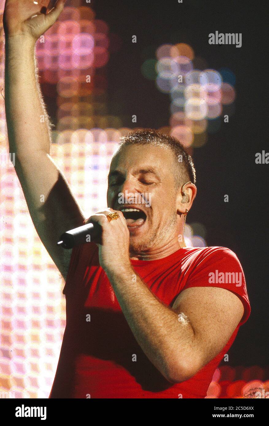 U2 nella notte di apertura del loro Pop Mart Tour 25 aprile 1997 al Sam Boyd Stadium, Las Vegas, USA: Bono Foto Stock