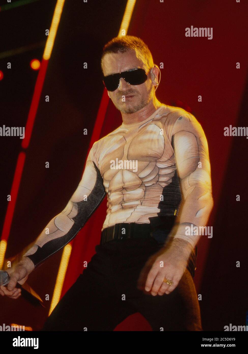 U2 nella notte di apertura del loro Pop Mart Tour 25 aprile 1997 al Sam Boyd Stadium, Las Vegas, USA: Bono Foto Stock