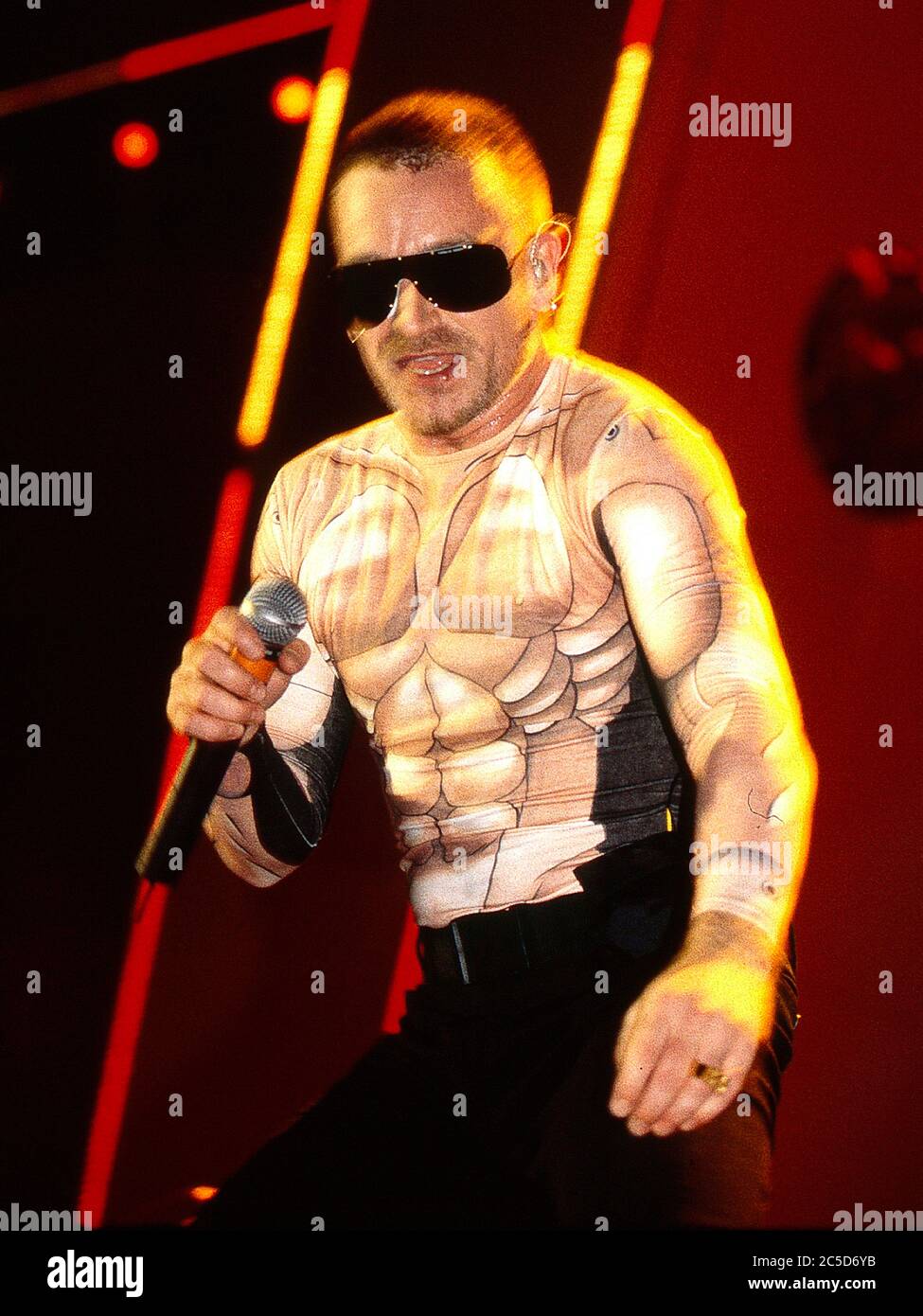 U2 nella notte di apertura del loro Pop Mart Tour 25 aprile 1997 al Sam Boyd Stadium, Las Vegas, USA: Bono Foto Stock