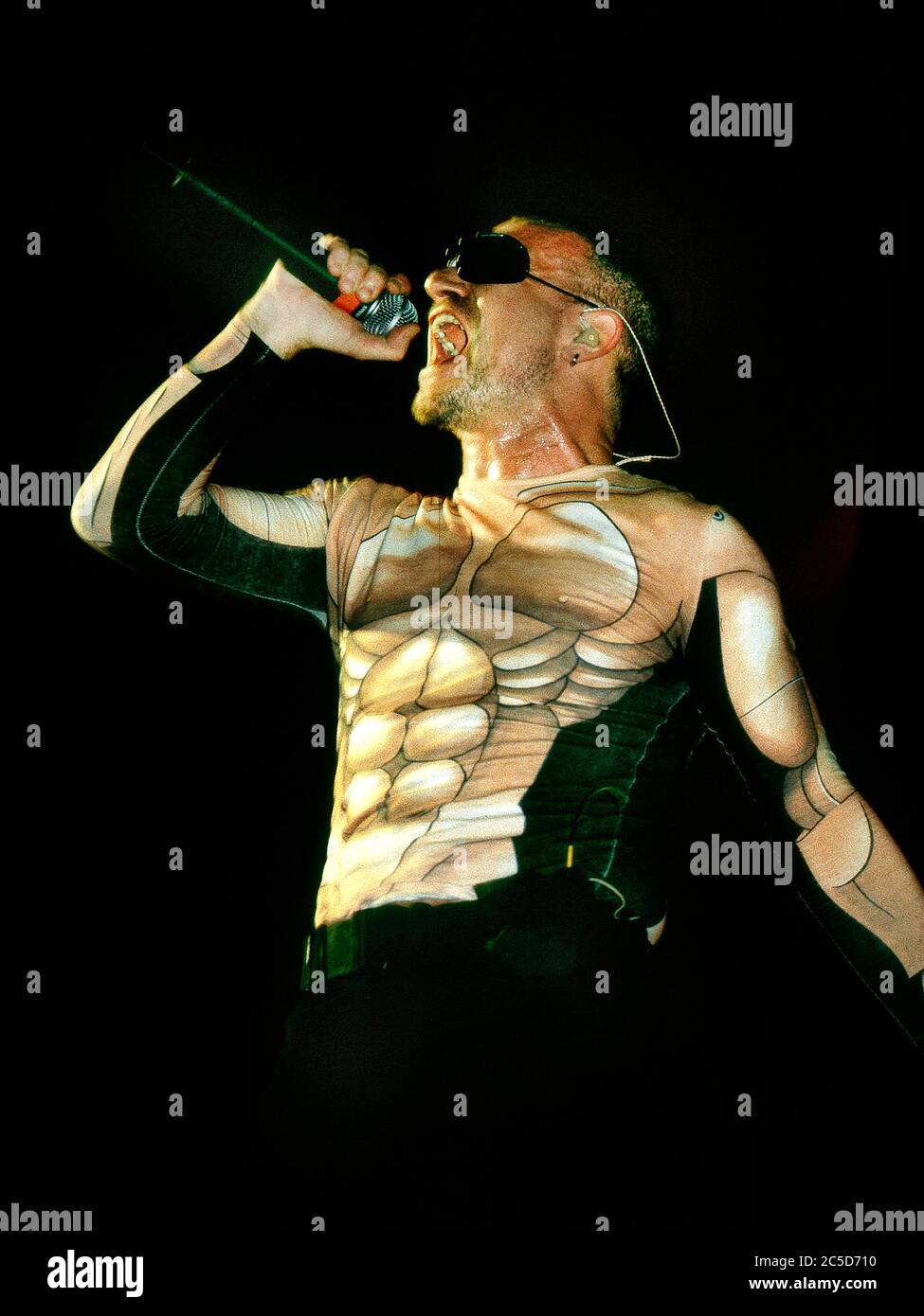 U2 nella notte di apertura del loro Pop Mart Tour 25 aprile 1997 al Sam Boyd Stadium, Las Vegas, USA: Bono Foto Stock