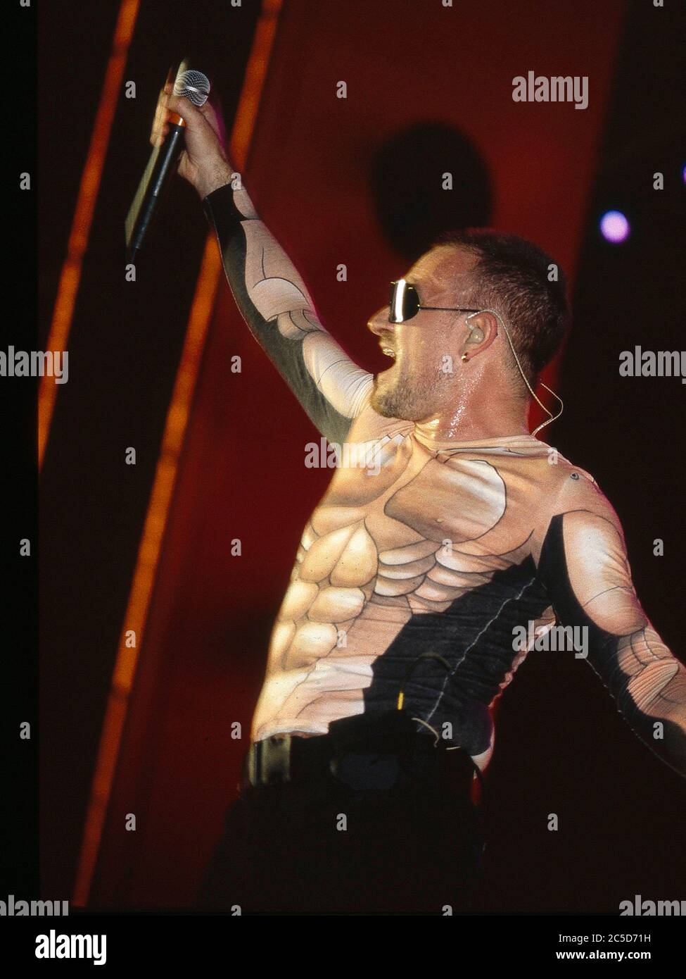 U2 nella notte di apertura del loro Pop Mart Tour 25 aprile 1997 al Sam Boyd Stadium, Las Vegas, USA: Bono Foto Stock