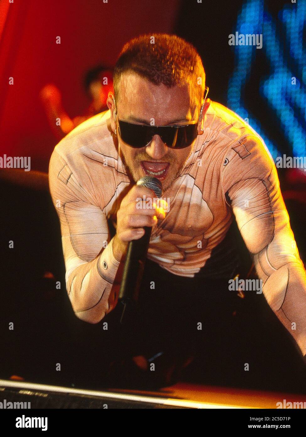 U2 nella notte di apertura del loro Pop Mart Tour 25 aprile 1997 al Sam Boyd Stadium, Las Vegas, USA: Bono Foto Stock