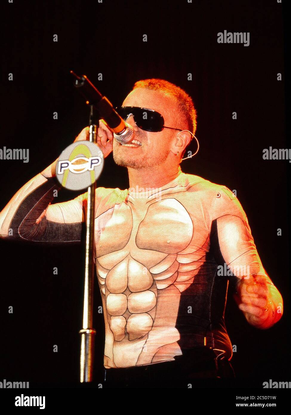 U2 nella notte di apertura del loro Pop Mart Tour 25 aprile 1997 al Sam Boyd Stadium, Las Vegas, USA: Bono Foto Stock