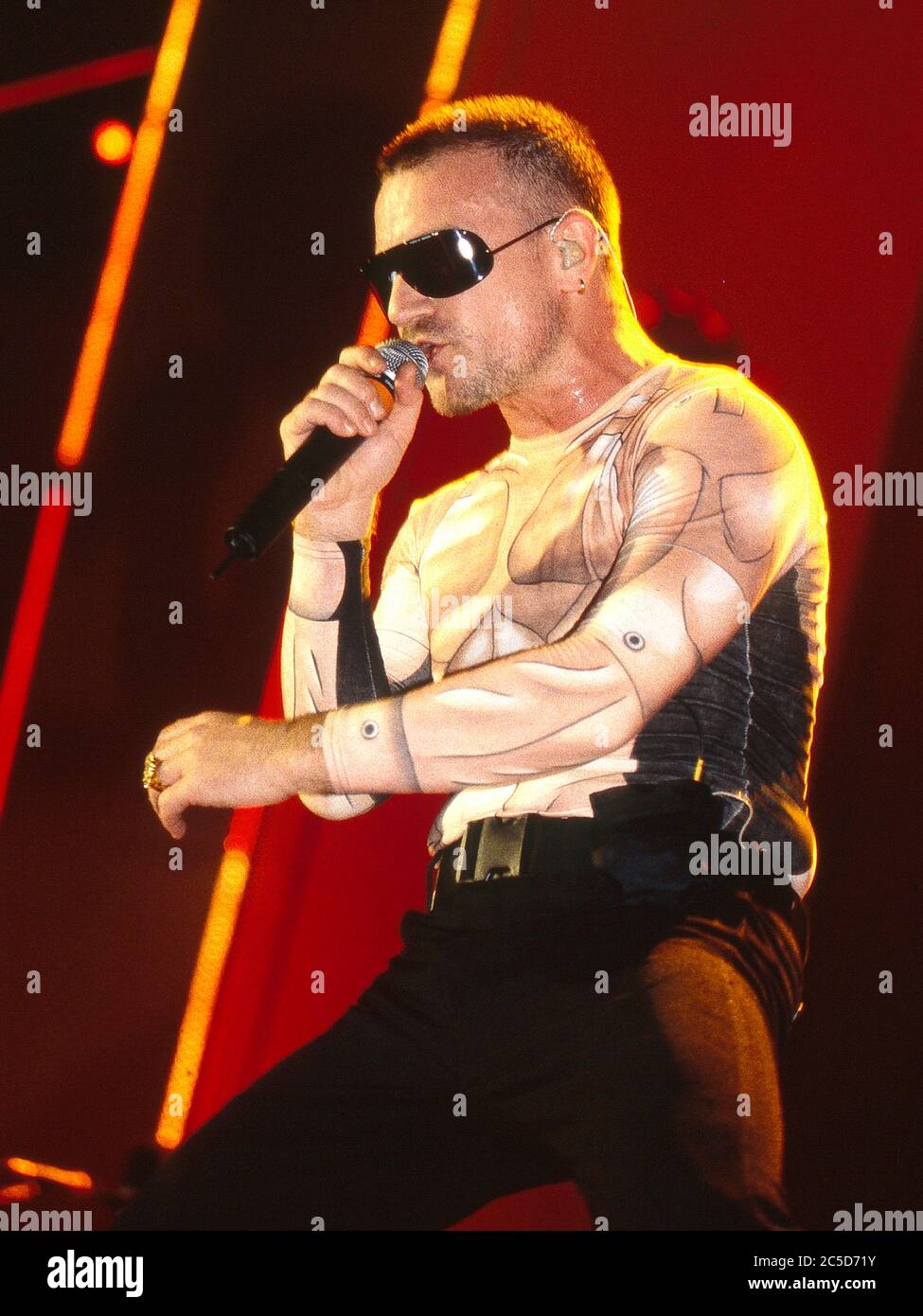 U2 nella notte di apertura del loro Pop Mart Tour 25 aprile 1997 al Sam Boyd Stadium, Las Vegas, USA: Bono Foto Stock