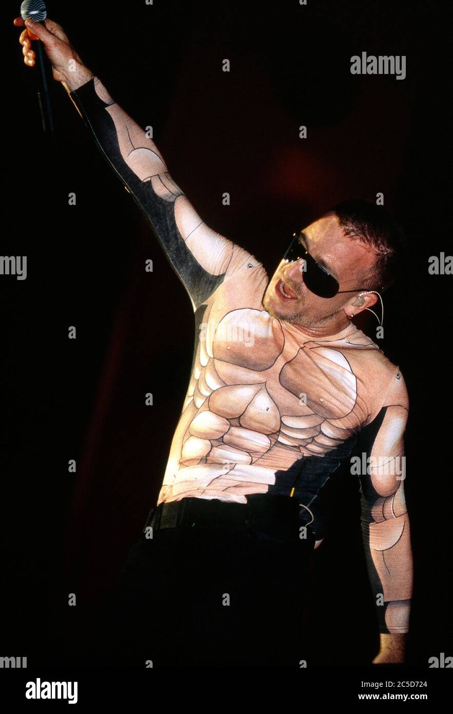 U2 nella notte di apertura del loro Pop Mart Tour 25 aprile 1997 al Sam Boyd Stadium, Las Vegas, USA: Bono Foto Stock