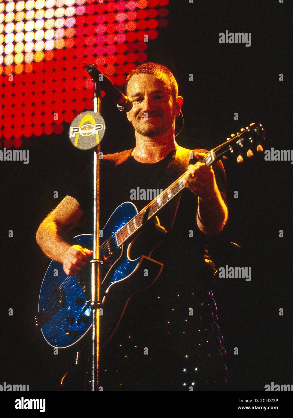 U2 nella notte di apertura del loro Pop Mart Tour 25 aprile 1997 al Sam Boyd Stadium, Las Vegas, USA: Bono Foto Stock