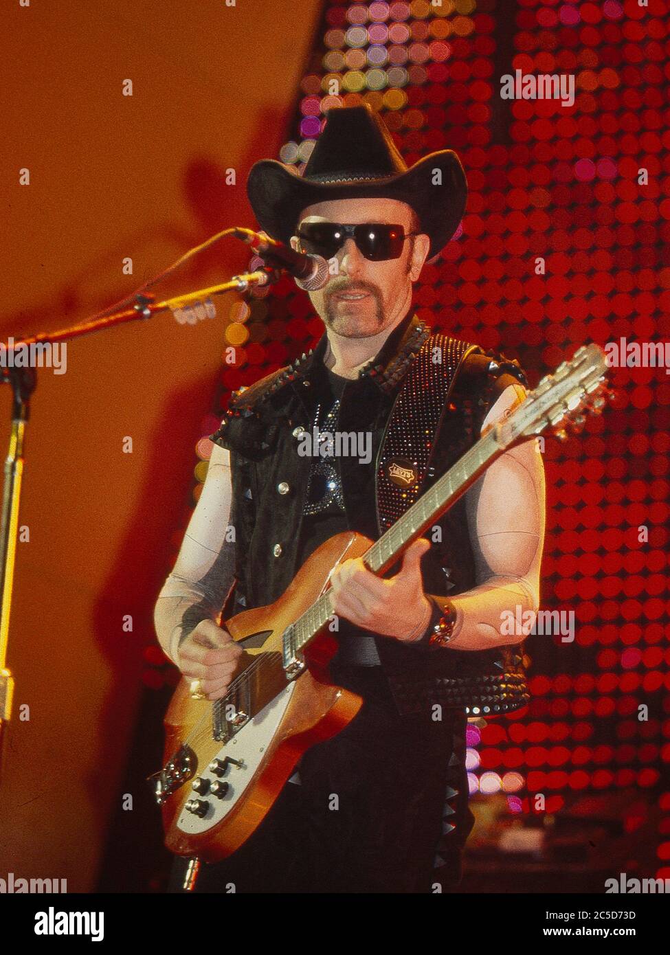 U2 nella notte di apertura del loro Pop Mart Tour 25 aprile 1997 al Sam Boyd Stadium, Las Vegas, USA: The Edge Foto Stock