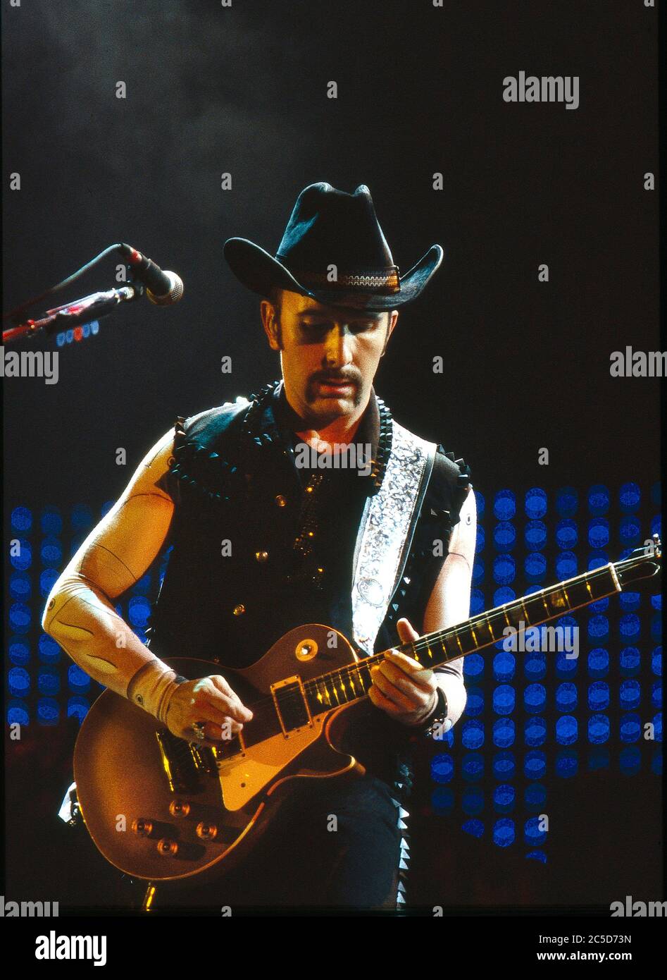 U2 nella notte di apertura del loro Pop Mart Tour 25 aprile 1997 al Sam Boyd Stadium, Las Vegas, USA: The Edge Foto Stock