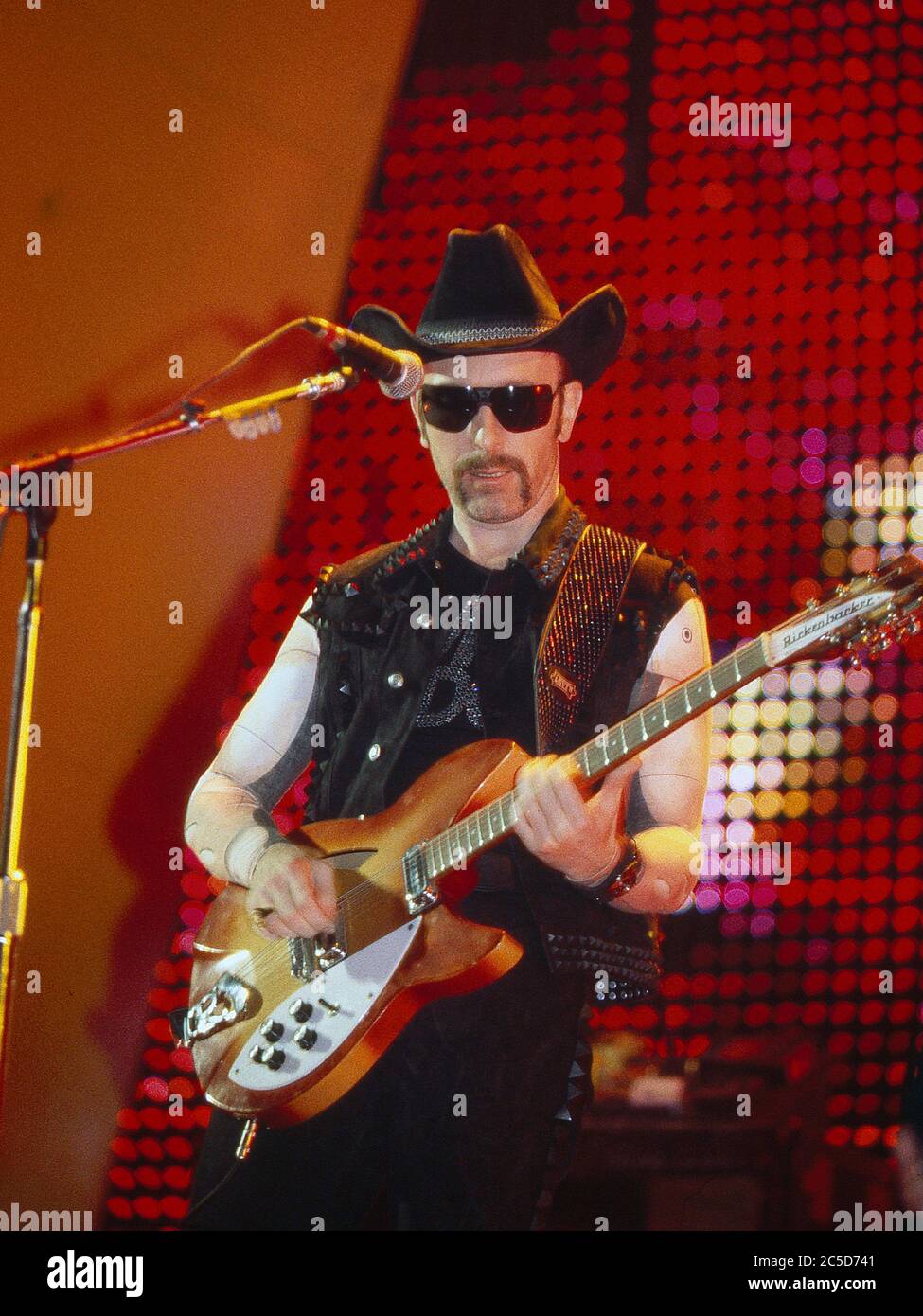 U2 nella notte di apertura del loro Pop Mart Tour 25 aprile 1997 al Sam Boyd Stadium, Las Vegas, USA: The Edge Foto Stock