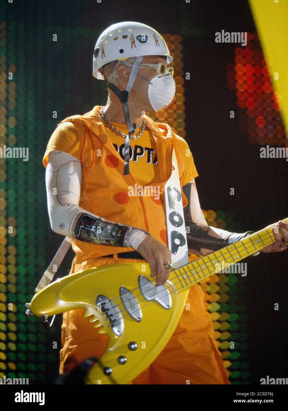 U2 nella notte di apertura del loro Pop Mart Tour 25 aprile 1997 al Sam Boyd Stadium, Las Vegas, USA: Adam Clayton Foto Stock