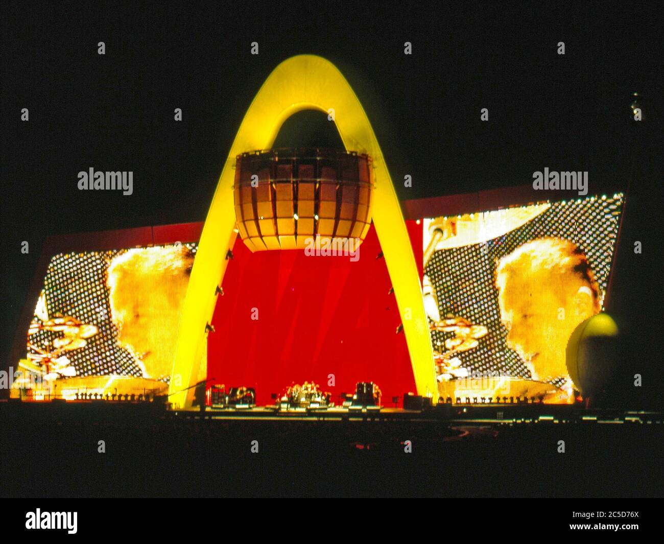 U2 nella notte di apertura del loro Pop Mart Tour 25 aprile 1997 al Sam Boyd Stadium, Las Vegas, USA: Il palco Foto Stock