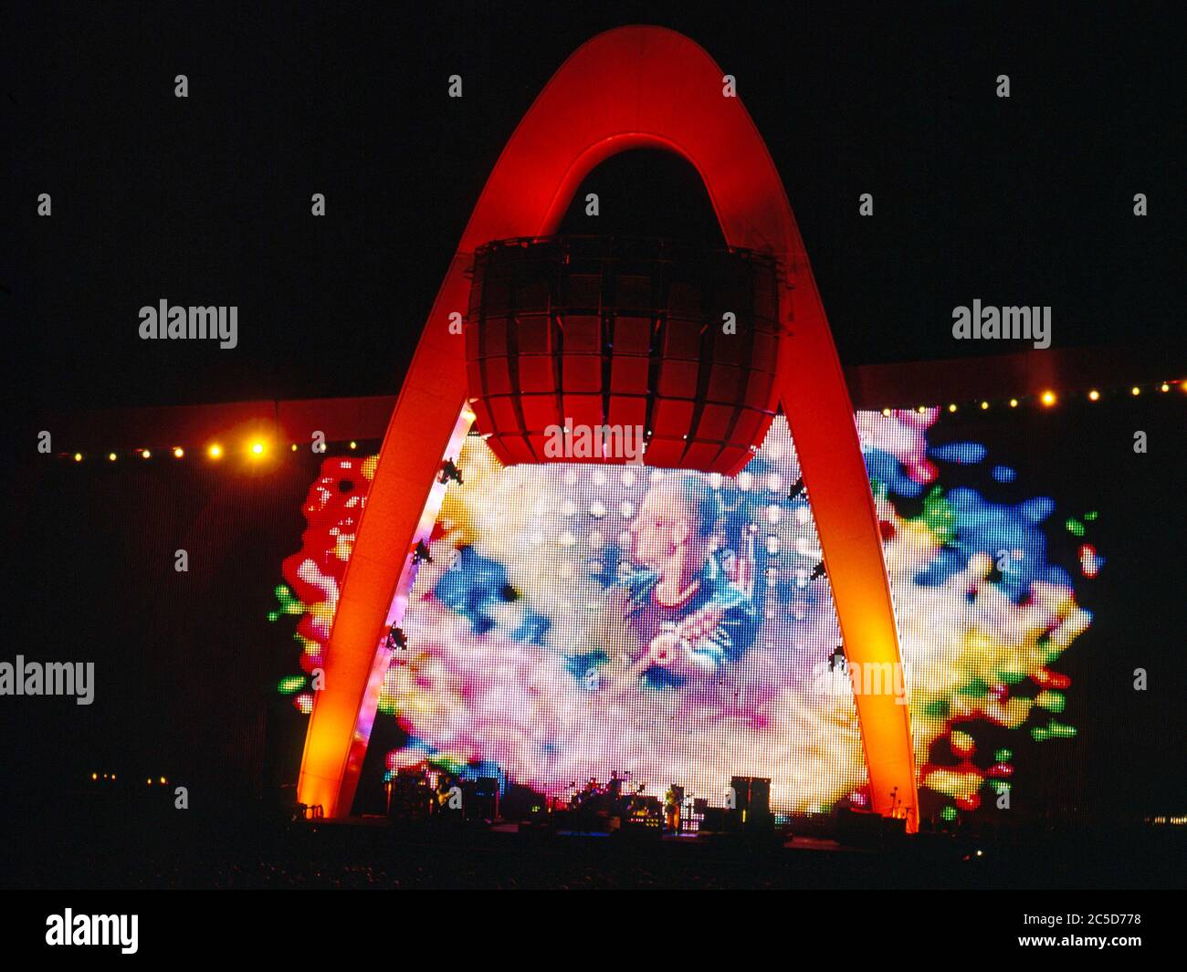 U2 nella notte di apertura del loro Pop Mart Tour 25 aprile 1997 al Sam Boyd Stadium, Las Vegas, USA: Il palco Foto Stock