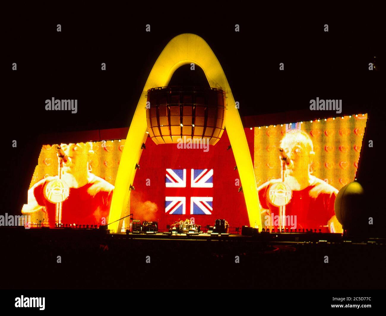 U2 nella notte di apertura del loro Pop Mart Tour 25 aprile 1997 al Sam Boyd Stadium di Las Vegas, USA: Foto Stock