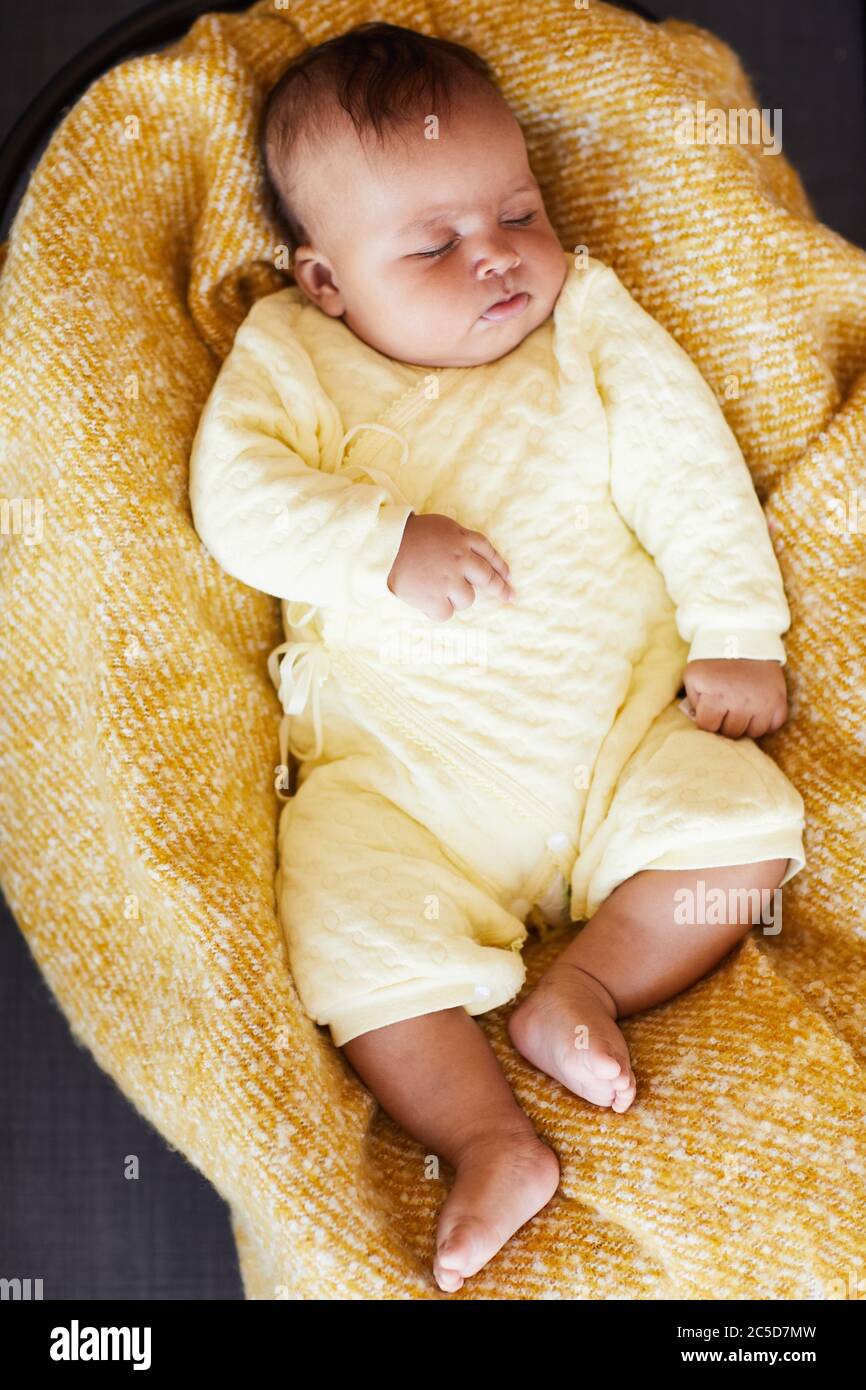 Vista ad alto angolo della bambina che dormiva nel letto Foto Stock