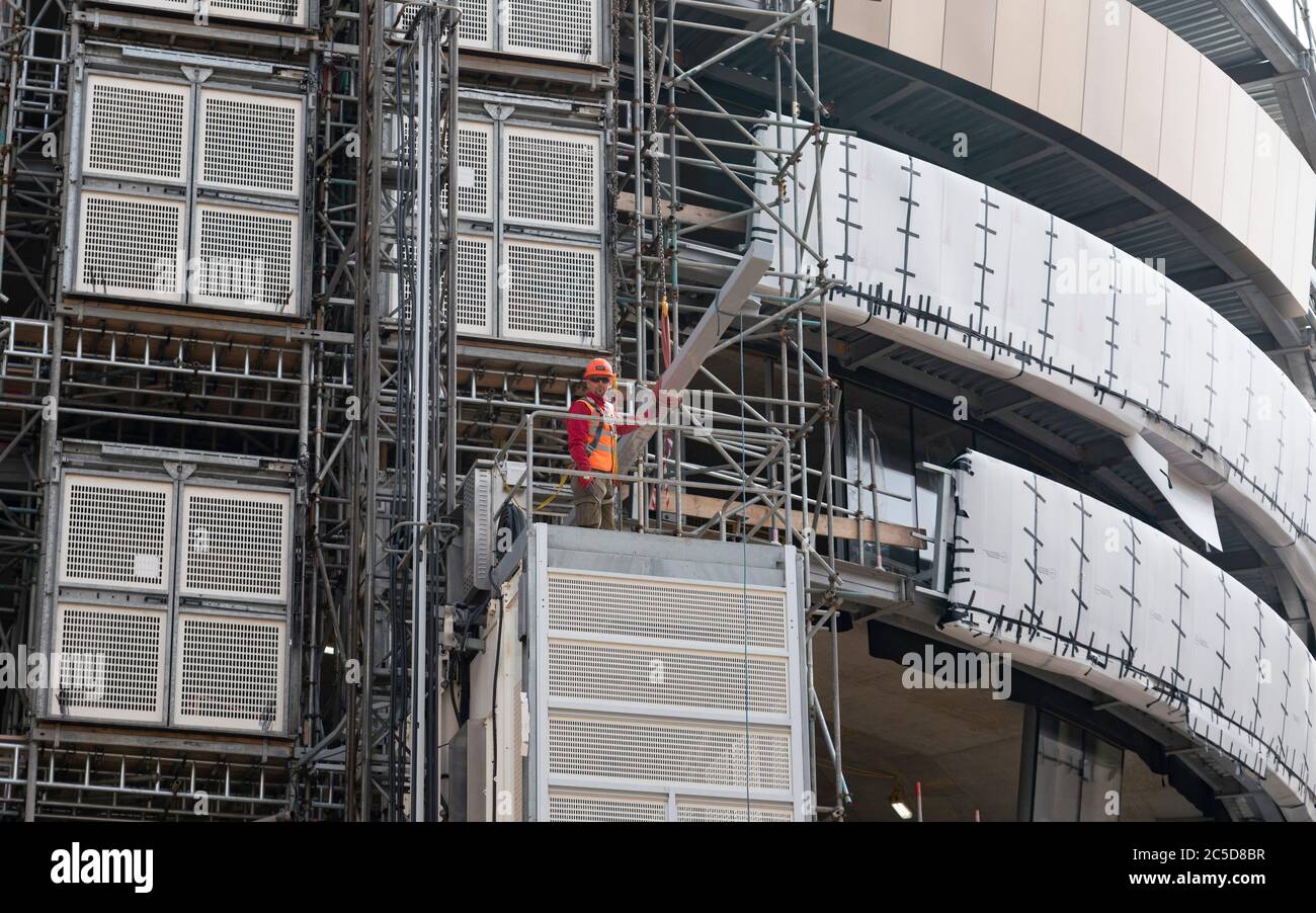 Edimburgo, Scozia, Regno Unito. 2 luglio 2020. Negozi e aziende stanno riaprendo e tornando alla normalità in Scozia dopo che il coronavirus lockdown su tali imprese sono stati rilassati questa settimana. I lavoratori edili tornano al progetto di riqualificazione residenziale e commerciale dei St James Centers. Iain Masterton/Alamy Live News Foto Stock