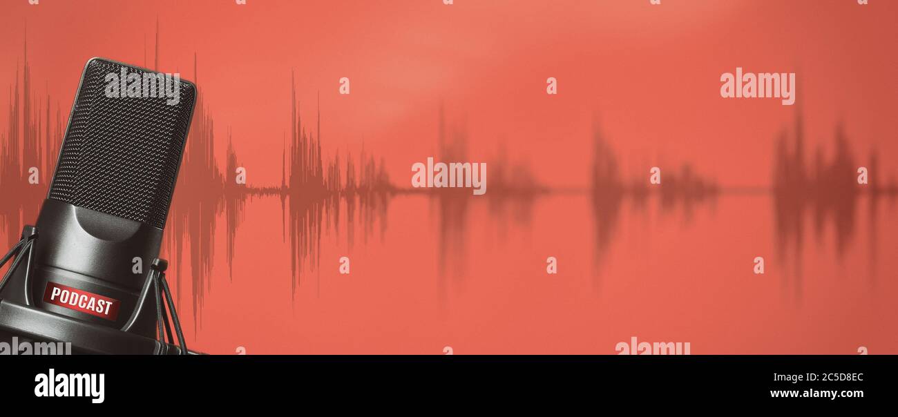 Microfono Studio per la registrazione di podcast su sfondo a colori con onda sonora Foto Stock