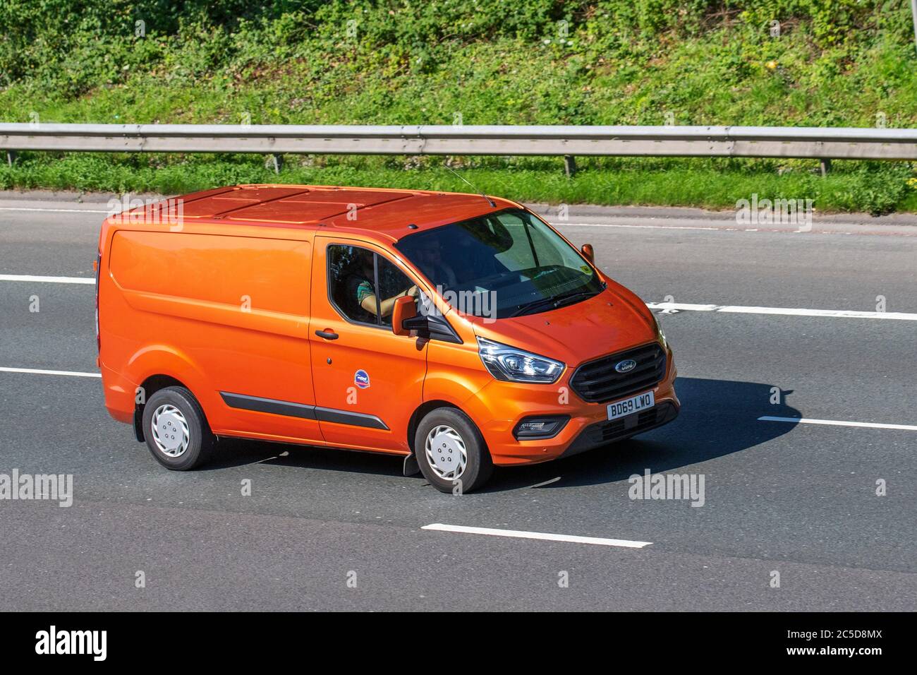 2019 Orange Ford Transit Custom 300 Trend; veicoli in movimento per il traffico veicolare, automobili che guidano veicoli su strade del Regno Unito, motori, motori sulla rete autostradale M6. Foto Stock