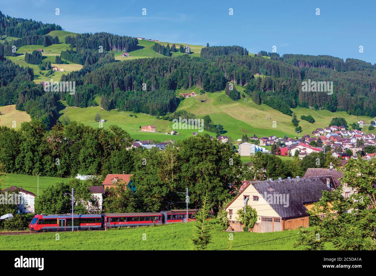 Appenzell, Appenzell Innerrhoden Canton, Svizzera. Periferia della città e campagna oltre. Le Ferrovie svizzere si allenano in primo piano. Foto Stock