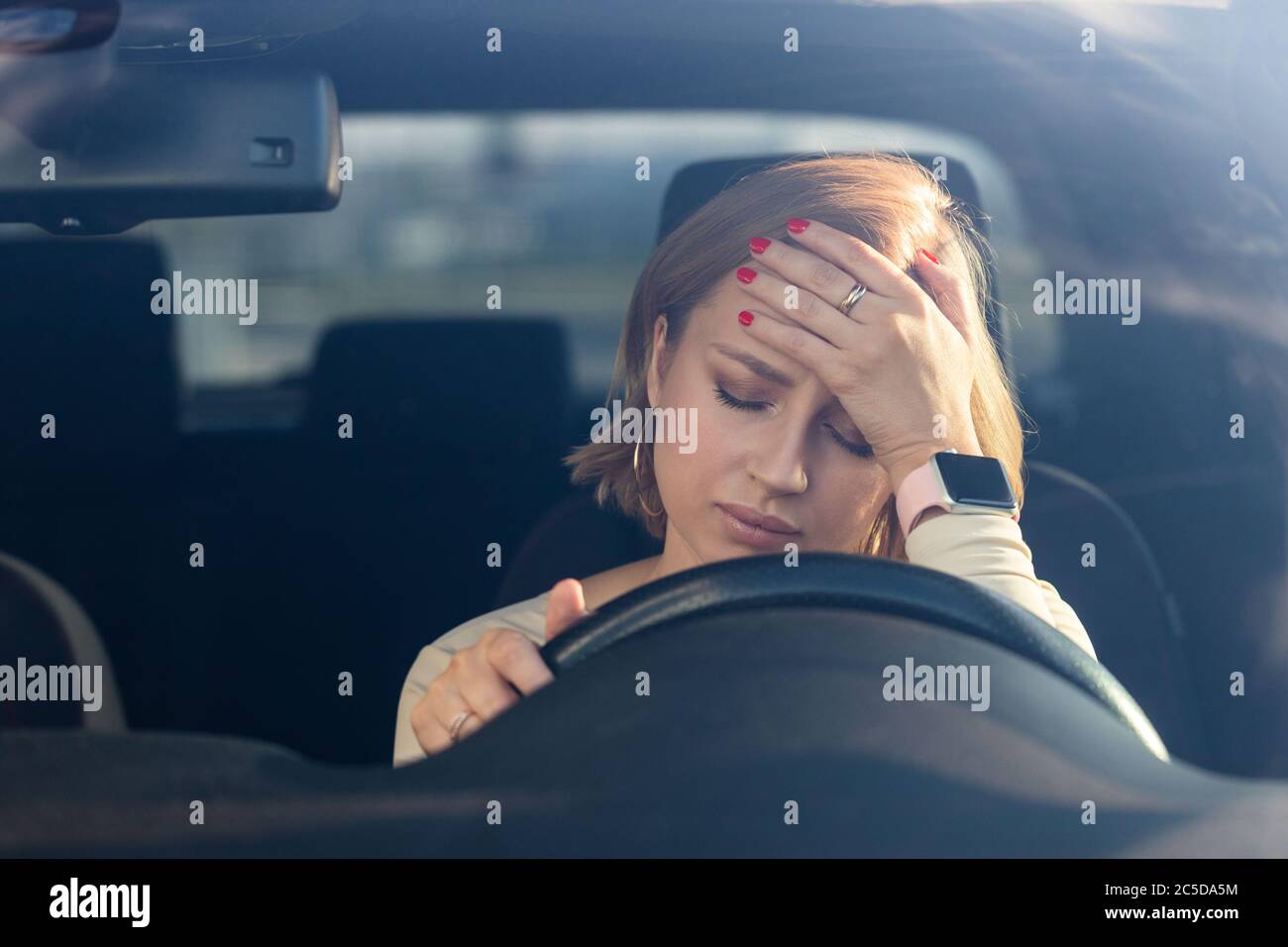 Depresso donna conducente seduto in auto, sensazione di scurnout emotivo dopo il lavoro. Affaticamento cronico Foto Stock