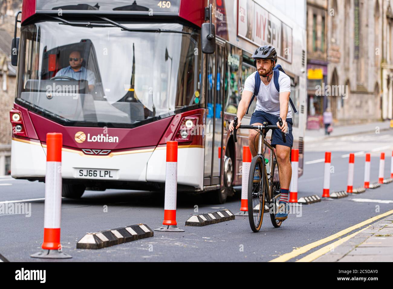 Edimburgo, Scozia, Regno Unito. 2 luglio 2020. Un ciclista sfrutta una nuova pista ciclabile temporanea segregata, installata dal consiglio comunale di Edimburgo come parte di un più ampio programma di misure attive di viaggio e di allontanamento sociale, sostenuto dal programma £10 m "passi per le persone" dei governi scozzesi. Andrew Perry/Alamy Live News Foto Stock