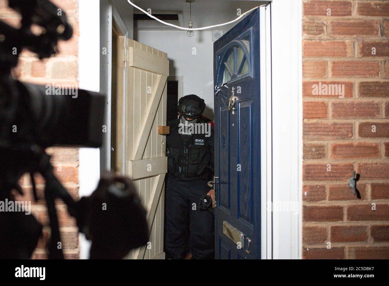 L'Agenzia nazionale per la criminalità e la polizia partecipano al raid su un immobile a Birmingham il 26/06/20 in relazione ad un'indagine su Encrochat, un sistema di comunicazione criptato di grado militare utilizzato da criminali organizzati che commerciano droghe e armi. Fino al giugno 16, funzionari nel Regno Unito avevano arrestato 307 sospetti, di cui 69 erano stati accusati, recuperato 106 dispositivi Encrochat e sequestrato più di 36 milioni di GBP e 916,000 euro (826,000 GBP) in contanti. Foto Stock
