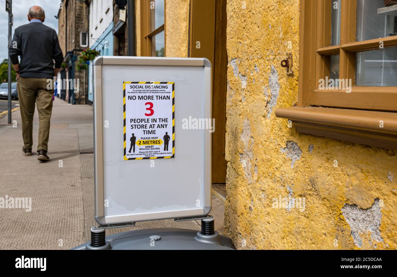 Haddington, East Lothian, Scozia, Regno Unito 2 luglio 2020. Covid-19 vita: La vita quotidiana nella città mercato è tranquilla anche come la chiusura è facilitata e alcuni negozi non essenziali sono aperti. Il centro della città è normalmente vivace in una mattina feriale. Un piccolo negozio di alta strada con un avviso che consente un massimo di 3 clienti nel negozio in qualsiasi momento durante la pandemia Foto Stock